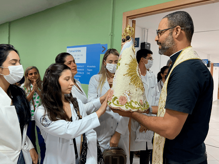 Imagem Peregrina de Nossa Senhora de Nazaré abençoa comunidade acadêmica e pacientes do CEMEC