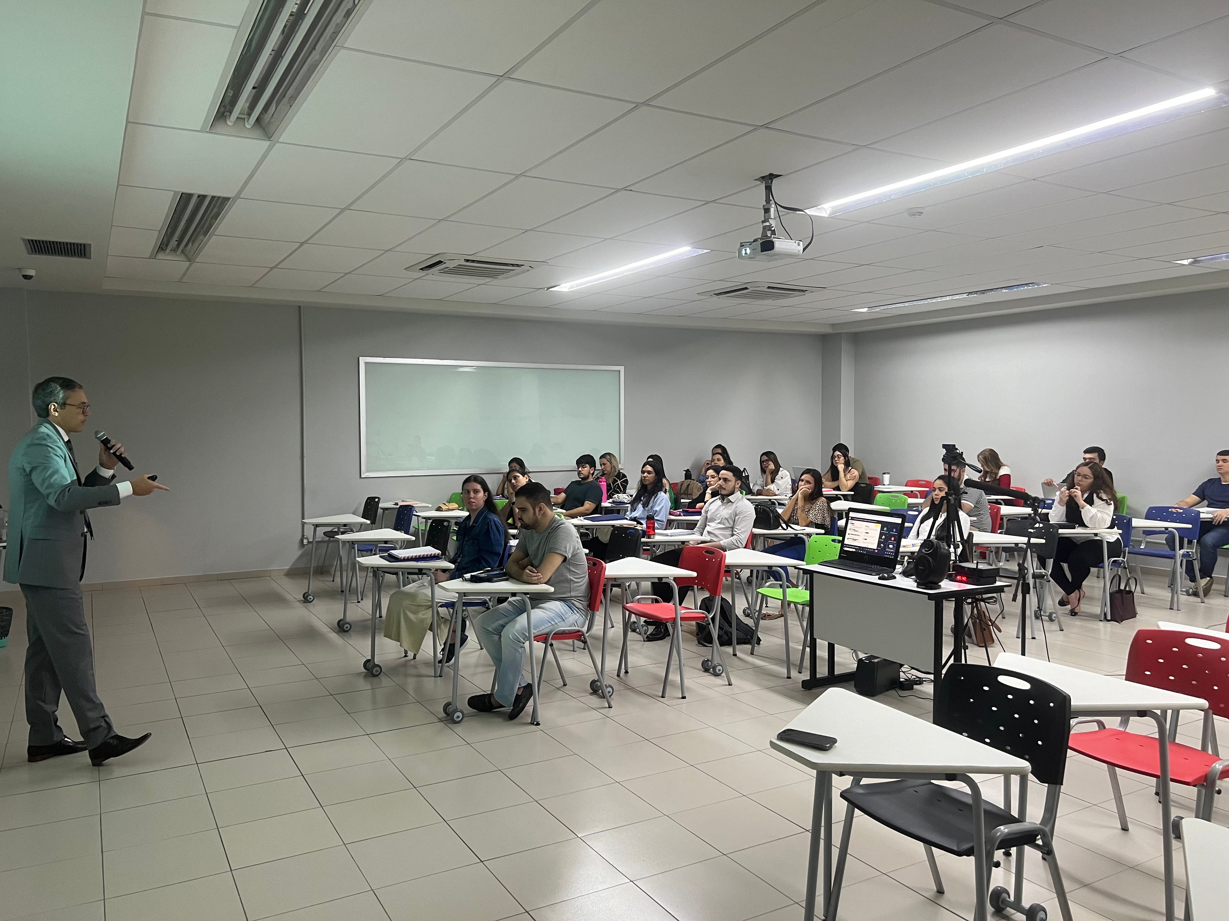 Aula magna da pós-graduação em Direito Material e Processual do Trabalho recebe o professor Claudimir Supioni