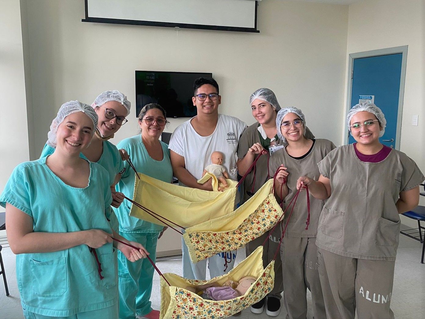 Alunos do curso de Fisioterapia entregam redinhas para a Santa Casa de Misericórdia