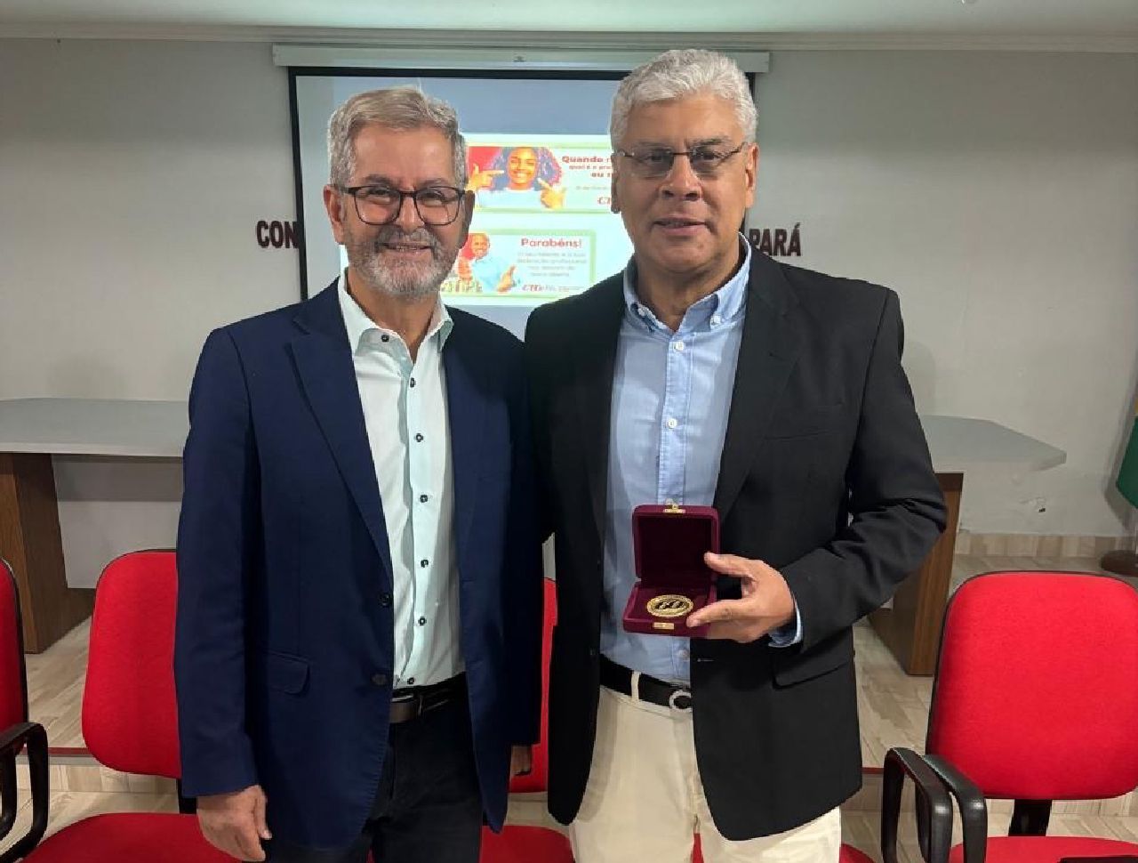 Professor Silvio Menezes recebe homenagem do Conselho Federal de Odontologia