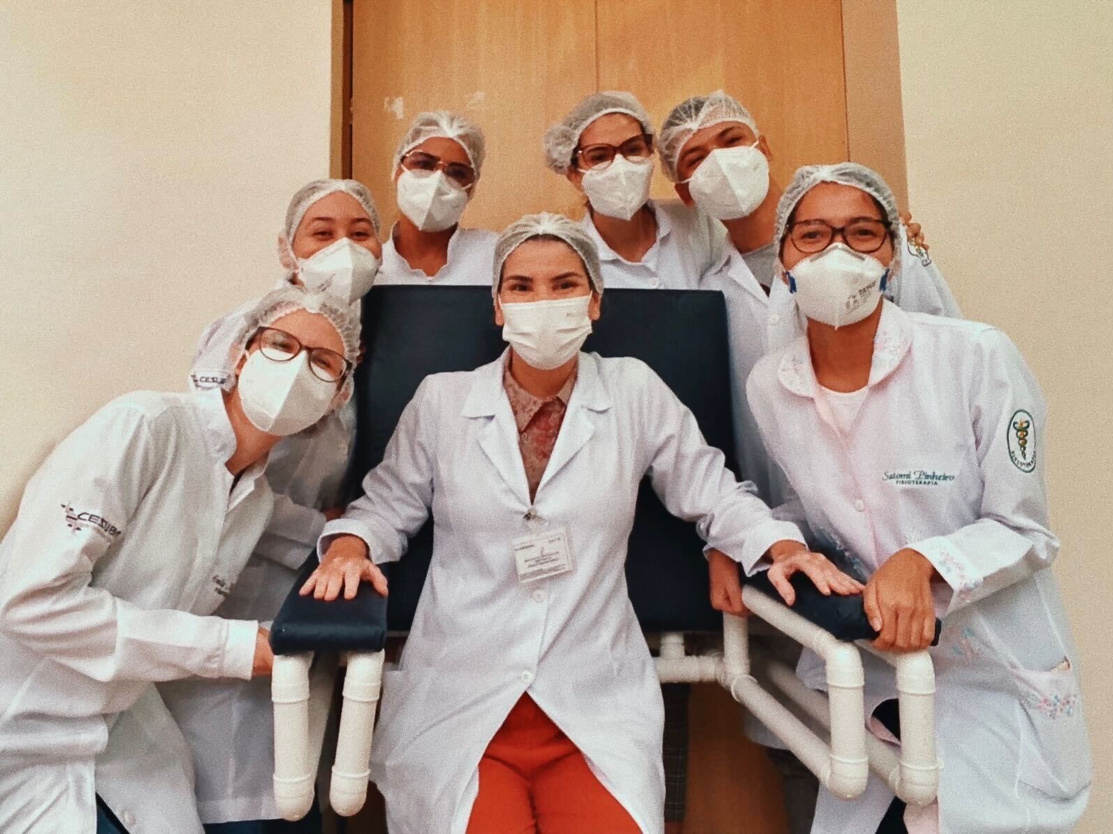 Acadêmicos de Fisioterapia desenvolvem cadeira de PVC para ajudar pacientes em UTI