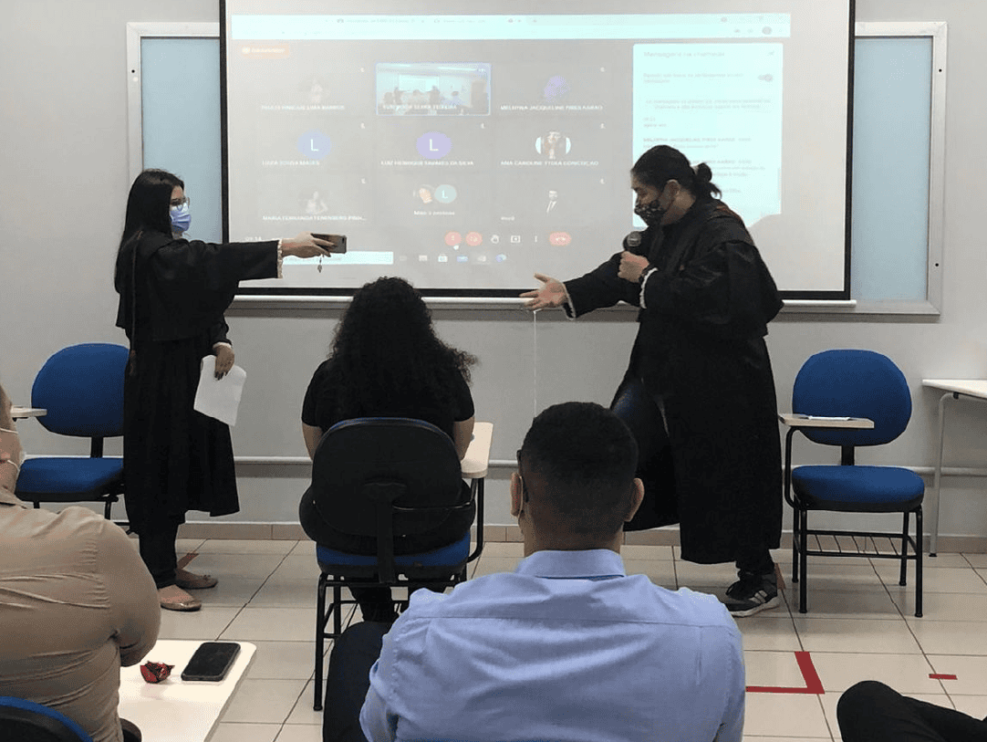 Alunos de Direito participam de júri simulado