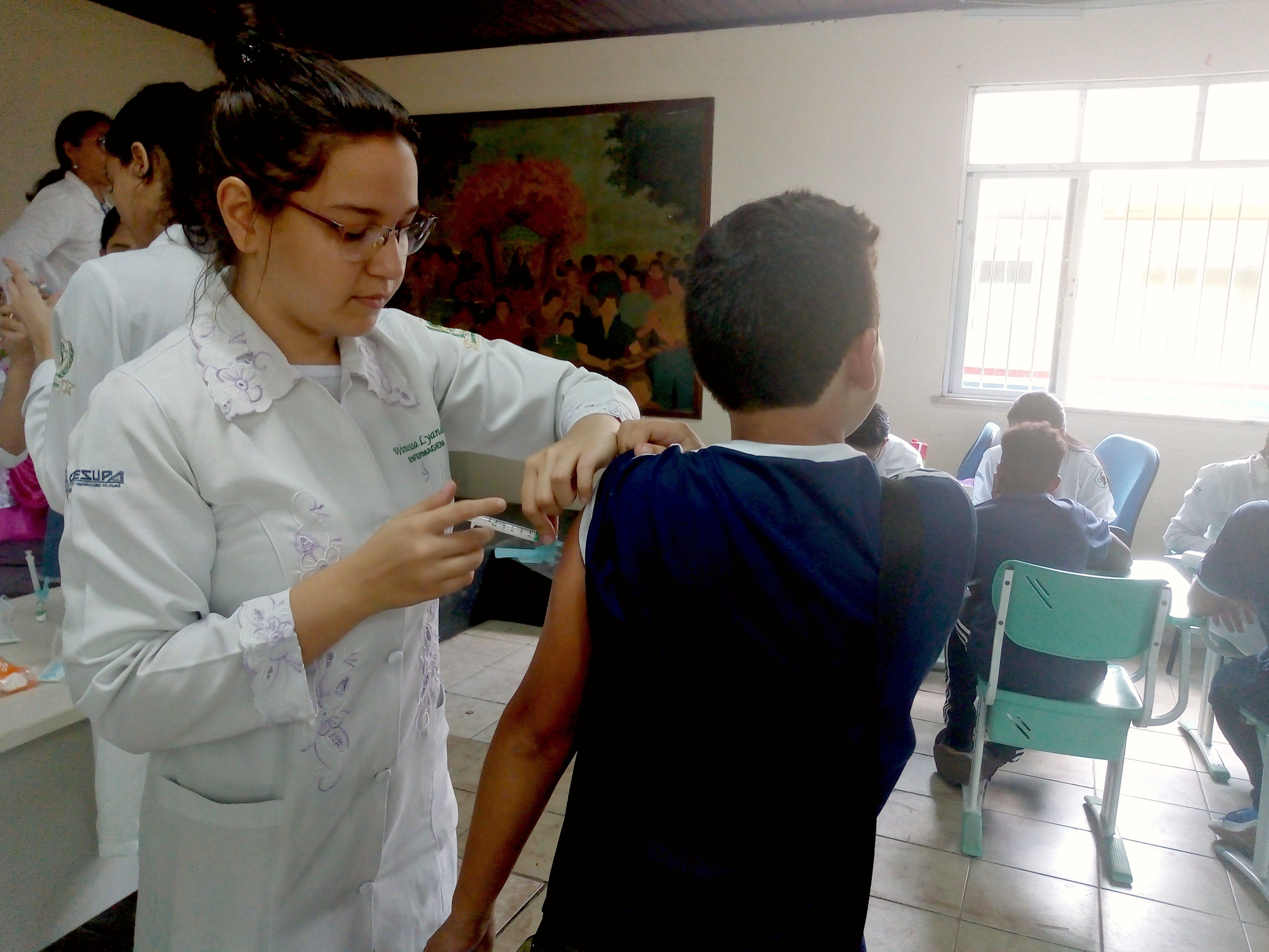 Estudantes de Enfermagem atuam em campanha de vacinação na rede pública de ensino