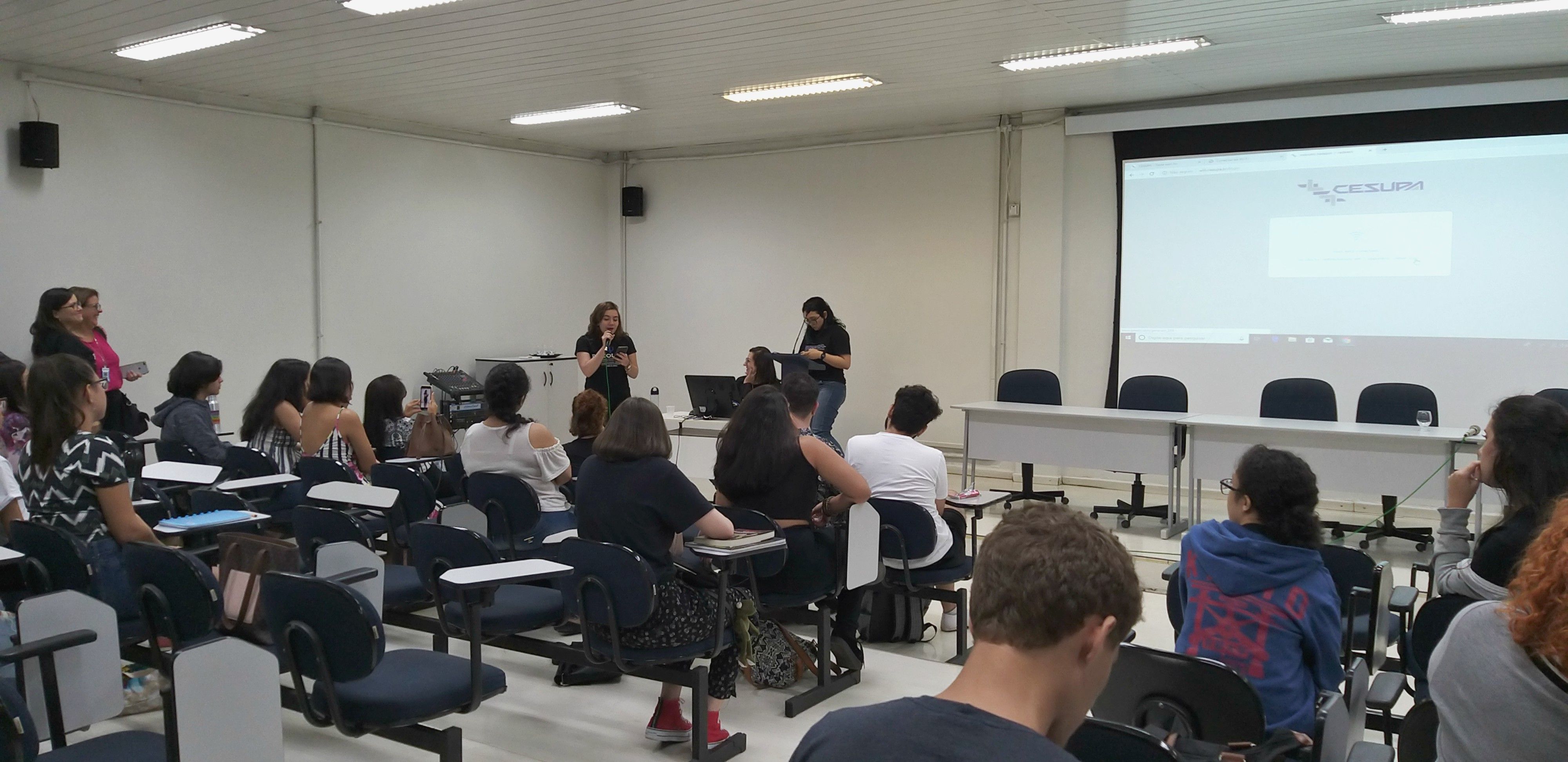 Curso de Psicologia celebra dia da profissão em tarde de conversa com alunos