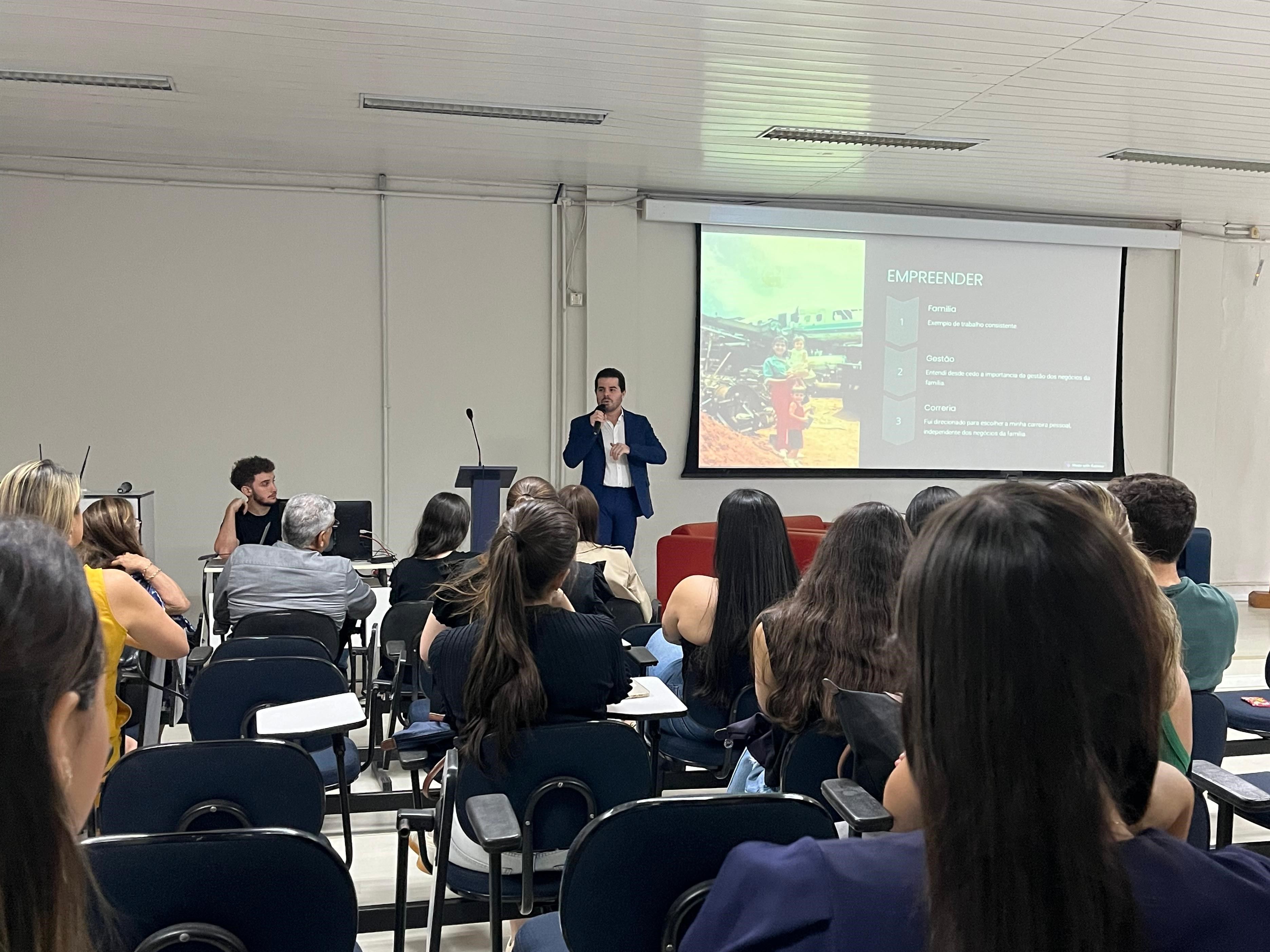 Programação celebra Dia do Cirurgião-Dentista e apresenta oportunidades de carreira aos estudantes