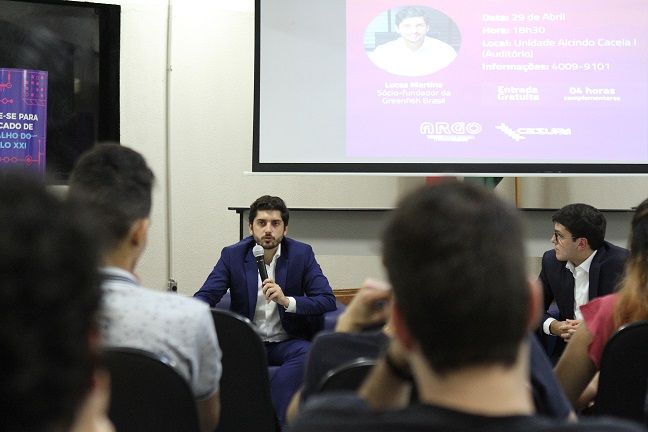 Farol recebe egresso em bate-papo sobre carreira no comércio exterior