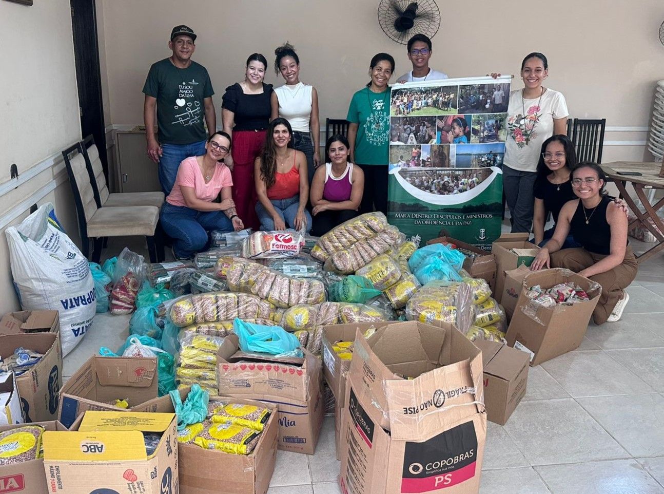 Estudantes entregam alimentos e potes de vidro arrecadados na Gincana do Dia do Nutricionista