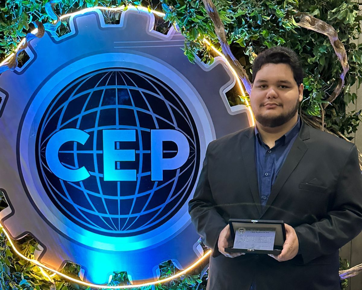 Estudante de Engenharia de Computação é homenageado por conclusão do curso com louvor