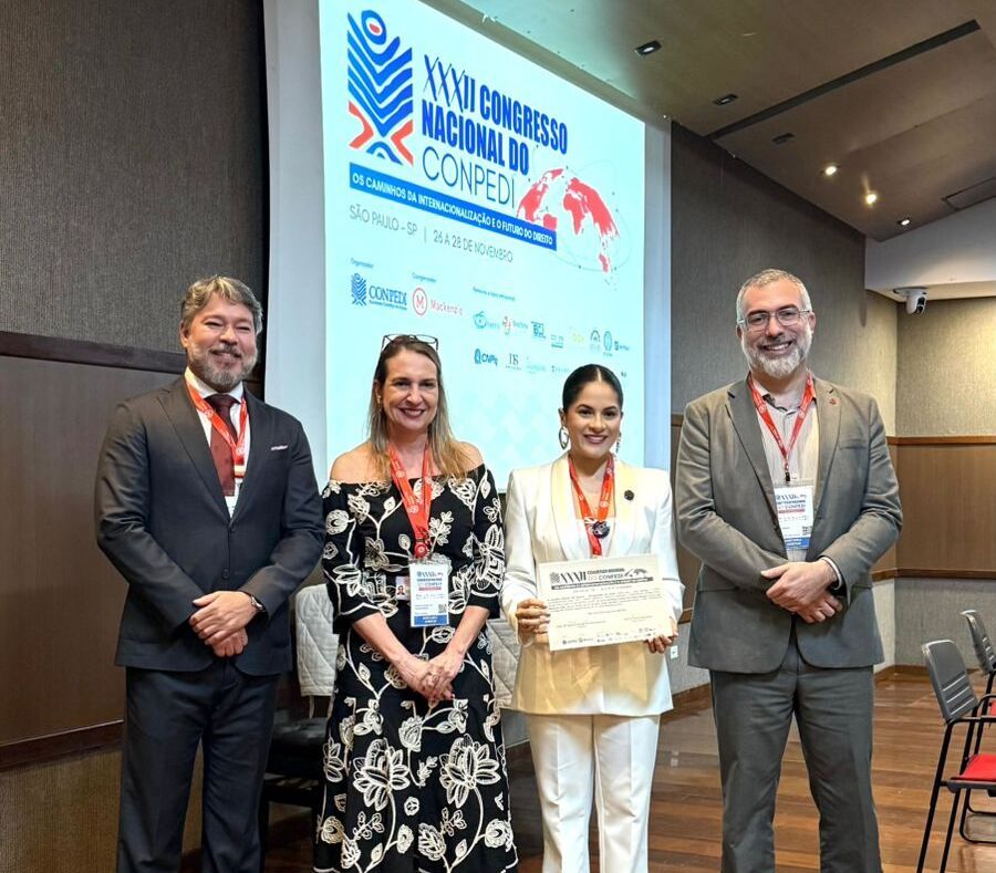 Professora Rafaela Sena recebe premiação em congresso nacional de Direito